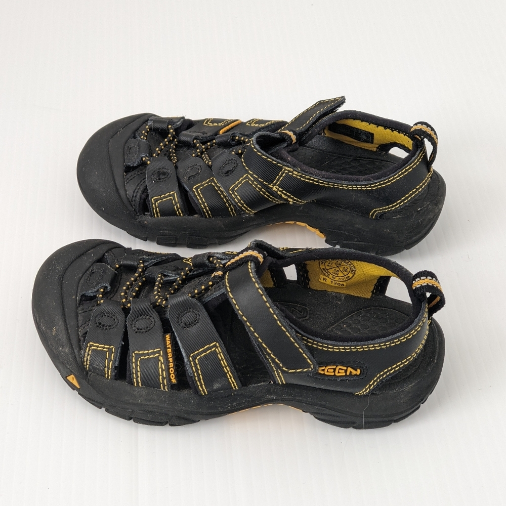 Excellent Condition Black Kids Keen Shoes - Sz. 13
